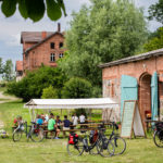 Gäste und Radfahrer auf dem Gutshof Zernikow