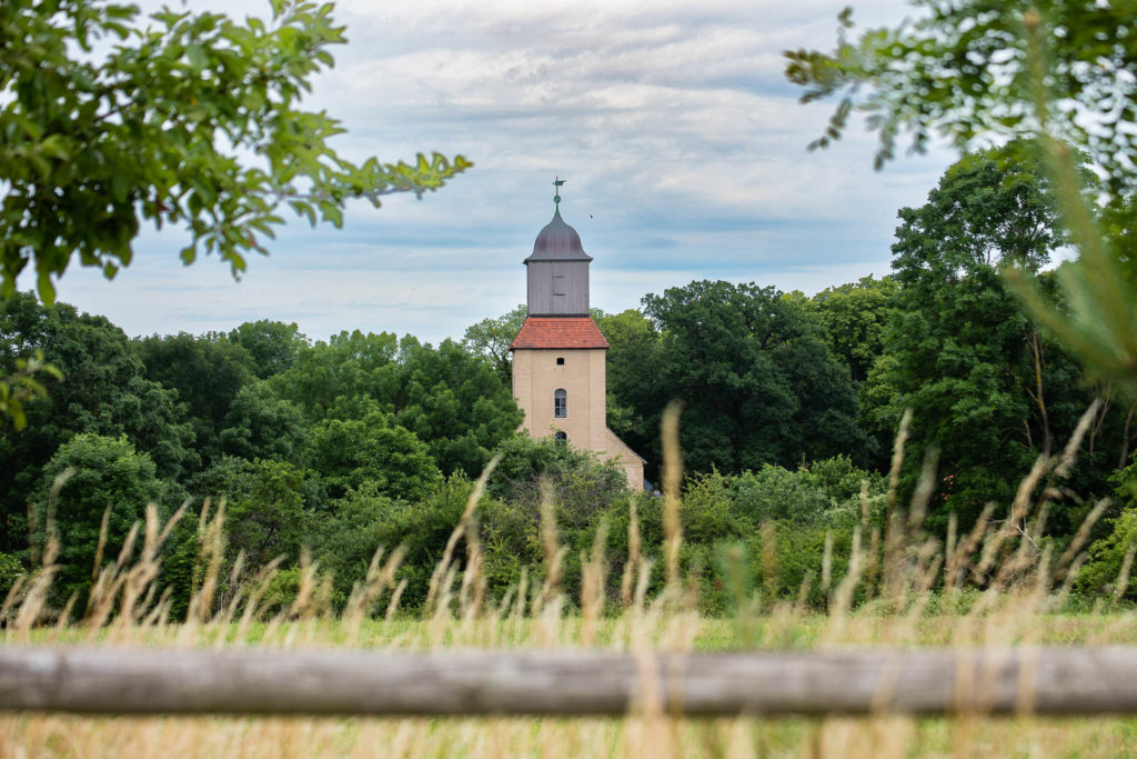 Kirche Zernikow vom Feld aus gesehen